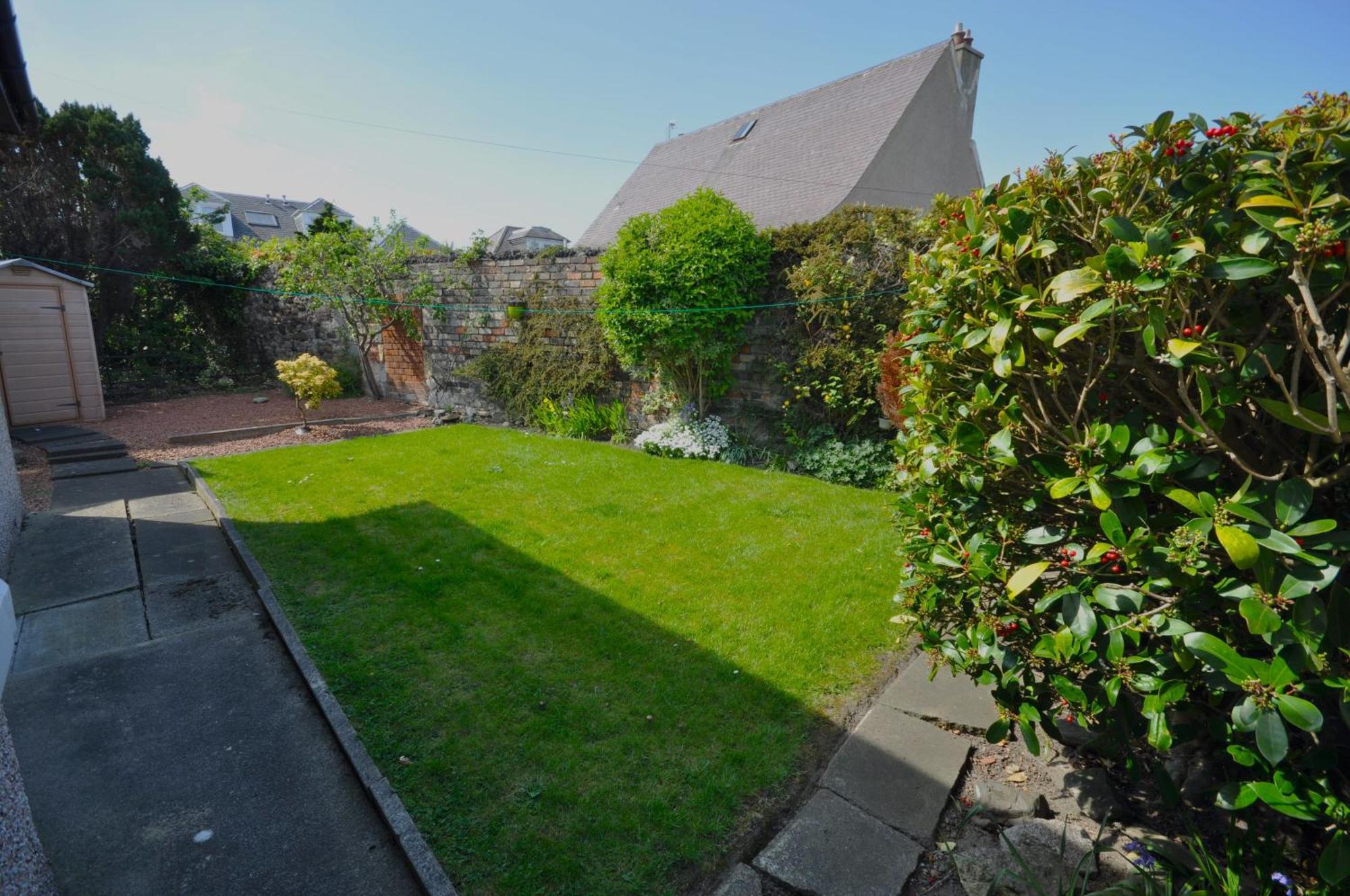 Cosy 2 Bed With Garden And Free Parking