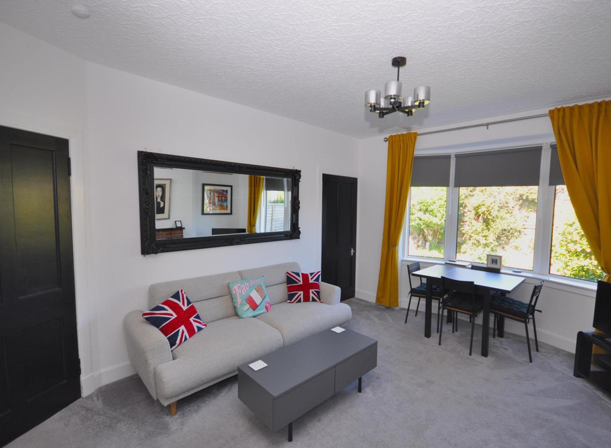 Holiday home Cosy 2 Bed With Garden And Free Parking *
